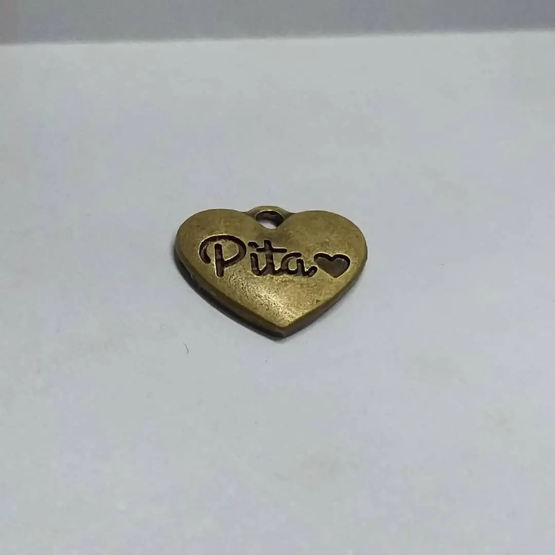 Dije de zamak en forma de corazón, acabado bronce tamboreado