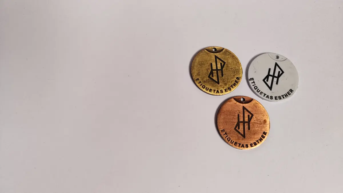 Tres medallas redondas de zamak en cobre, blanco y bronce tamboreado, vistas de lejos