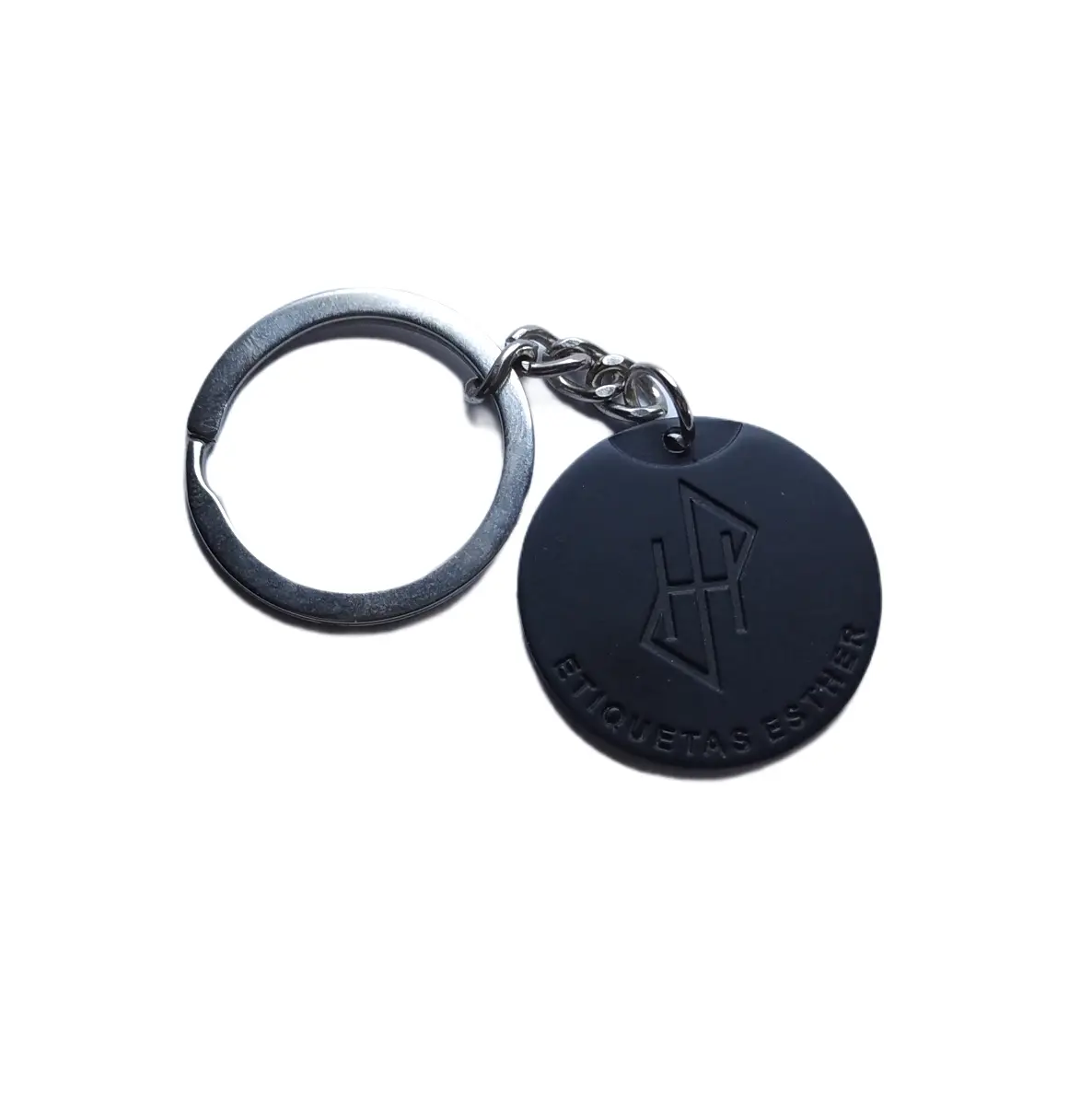 Llavero de zamak con medalla redonda en negro mate, con el grabado leyéndose por relieve