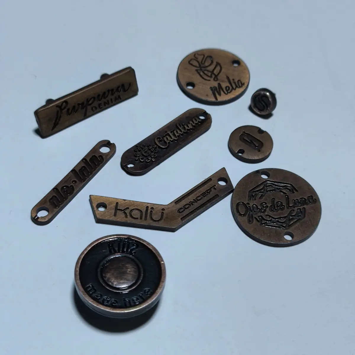 Surtido de placas y medallas metálicas en cobre viejo